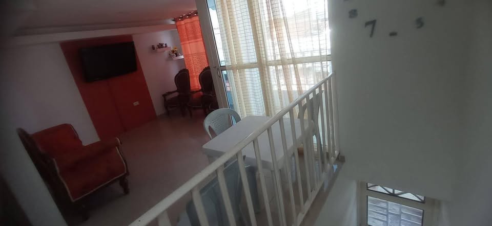 Casa dos pisos y altillo zona ropas más habitacion