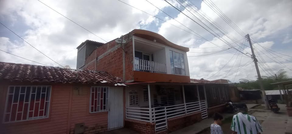 Casa dos pisos y altillo zona ropas más habitacion