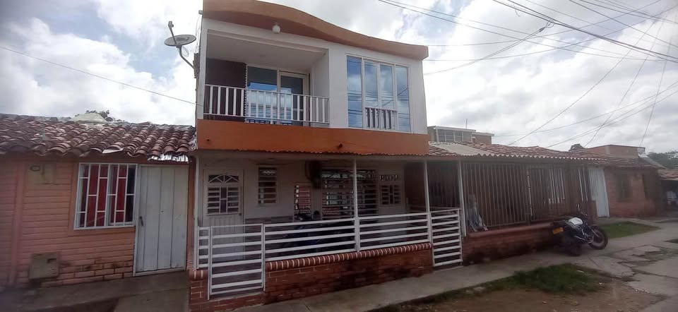 Casa dos pisos y altillo zona ropas más habitacion